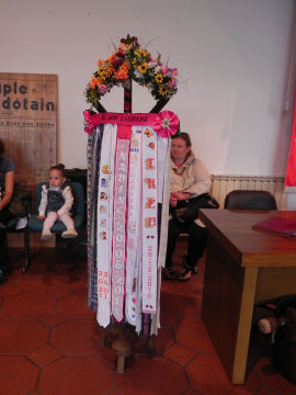 La Lebarda con strisce con i nomi dei bimbi per San Cassiano (40319 bytes)